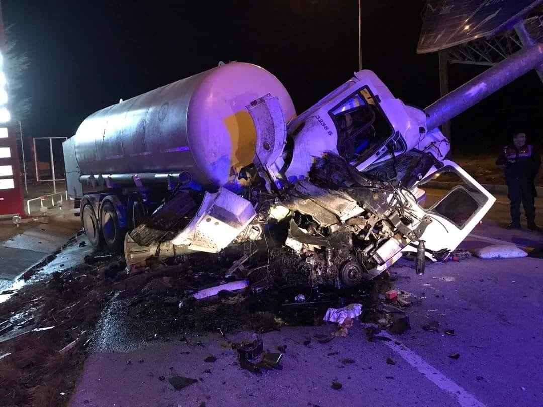 Çavdarhisar’da oksijen gazı yüklü tanker direğe çarptı, sürücü ağır yaralı