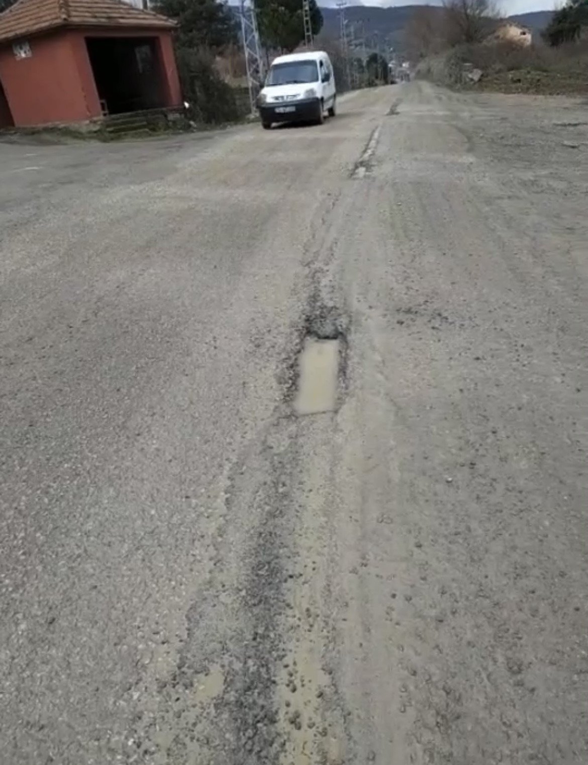 Vatandaşlar yollardaki çukurlara tepki gösterdi