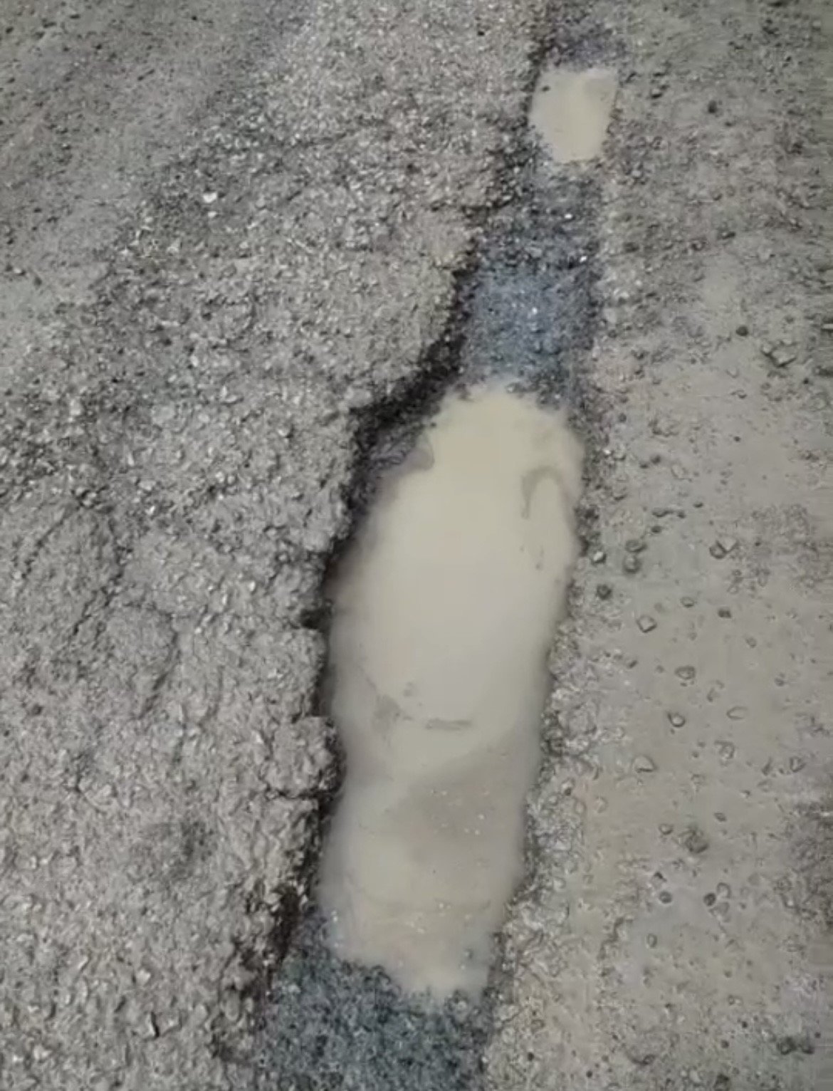 Vatandaşlar yollardaki çukurlara tepki gösterdi