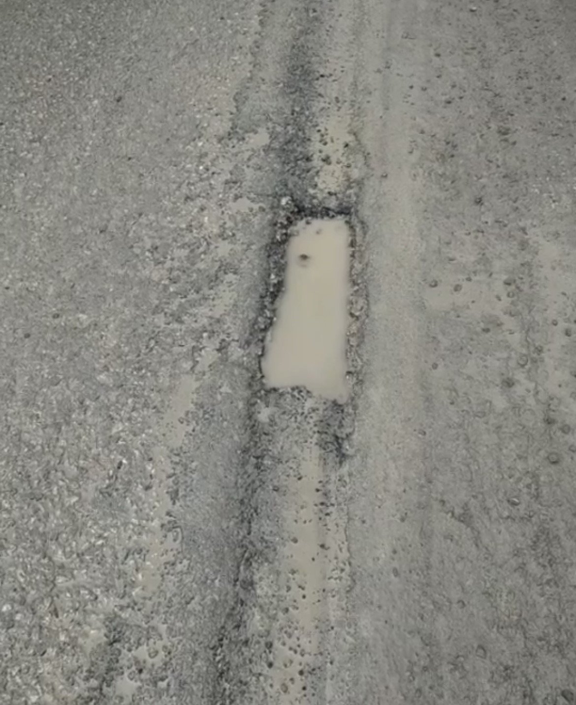 Vatandaşlar yollardaki çukurlara tepki gösterdi