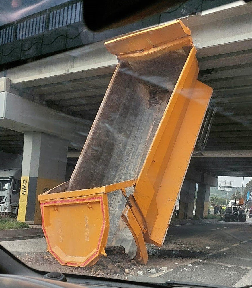 Dorse köprüye çarptı; 2 yaralı