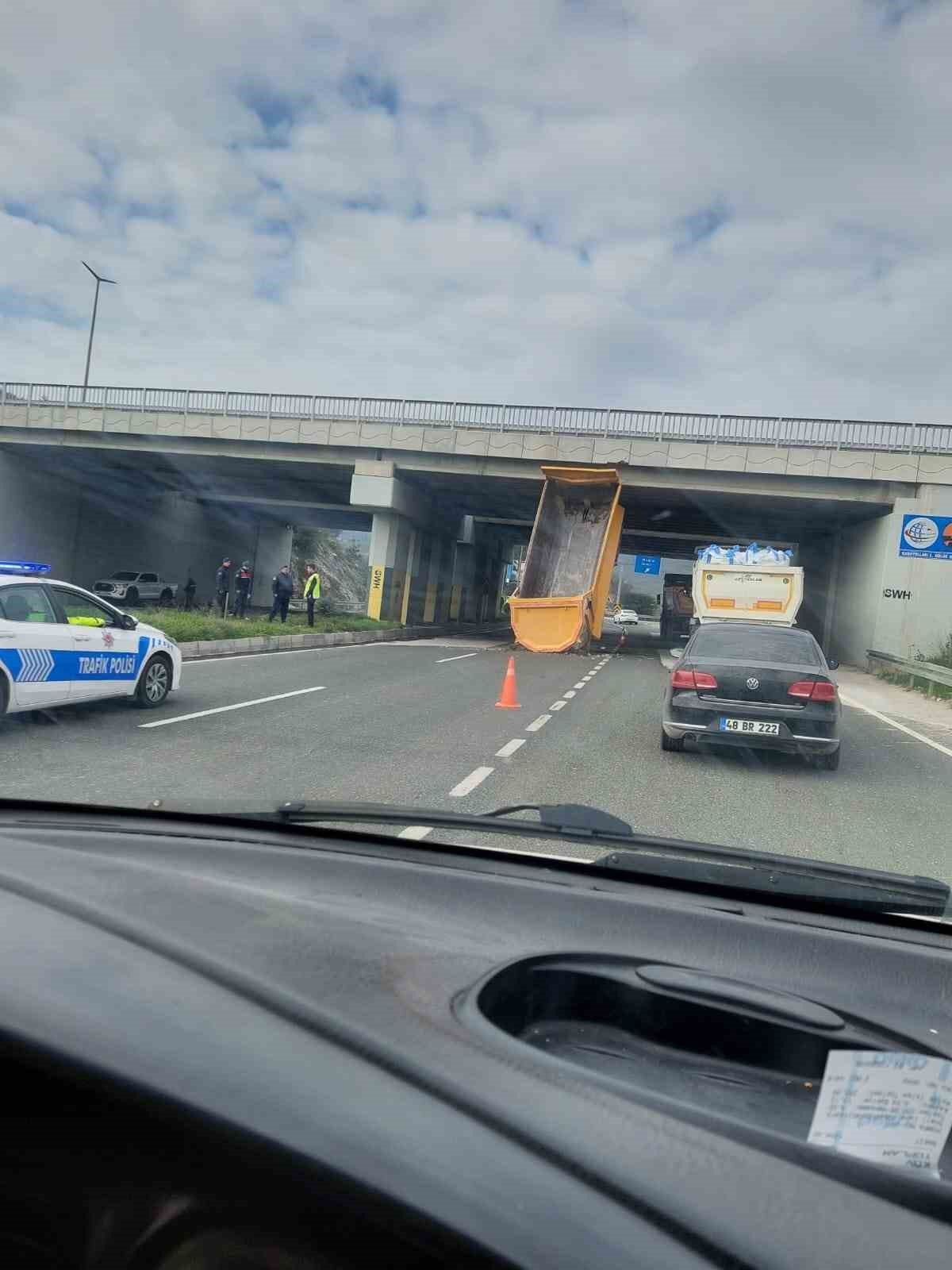 Dorse köprüye çarptı; 2 yaralı