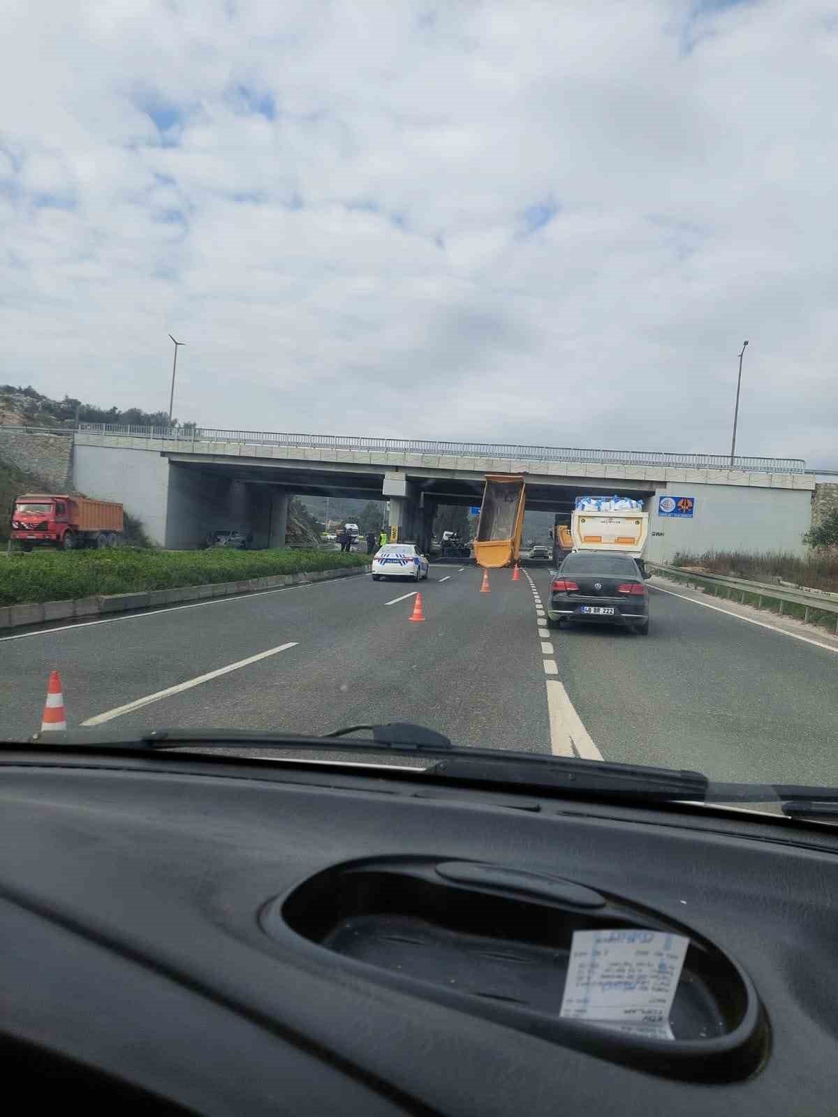 Dorse köprüye çarptı; 2 yaralı