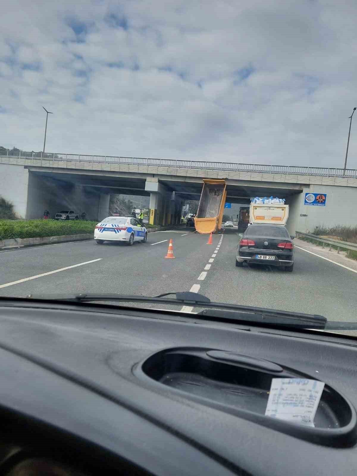 Dorse köprüye çarptı; 2 yaralı