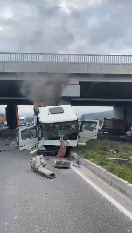 Dorse köprüye çarptı; 2 yaralı