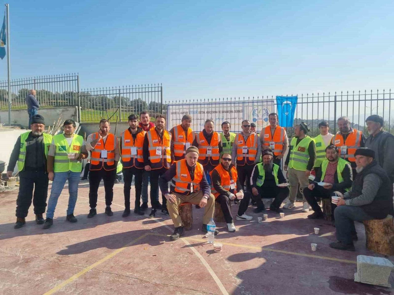 Erzincan Şehit Aileleri Koruma Derneği üyeleri depremzedeleri yalnız bırakmadı