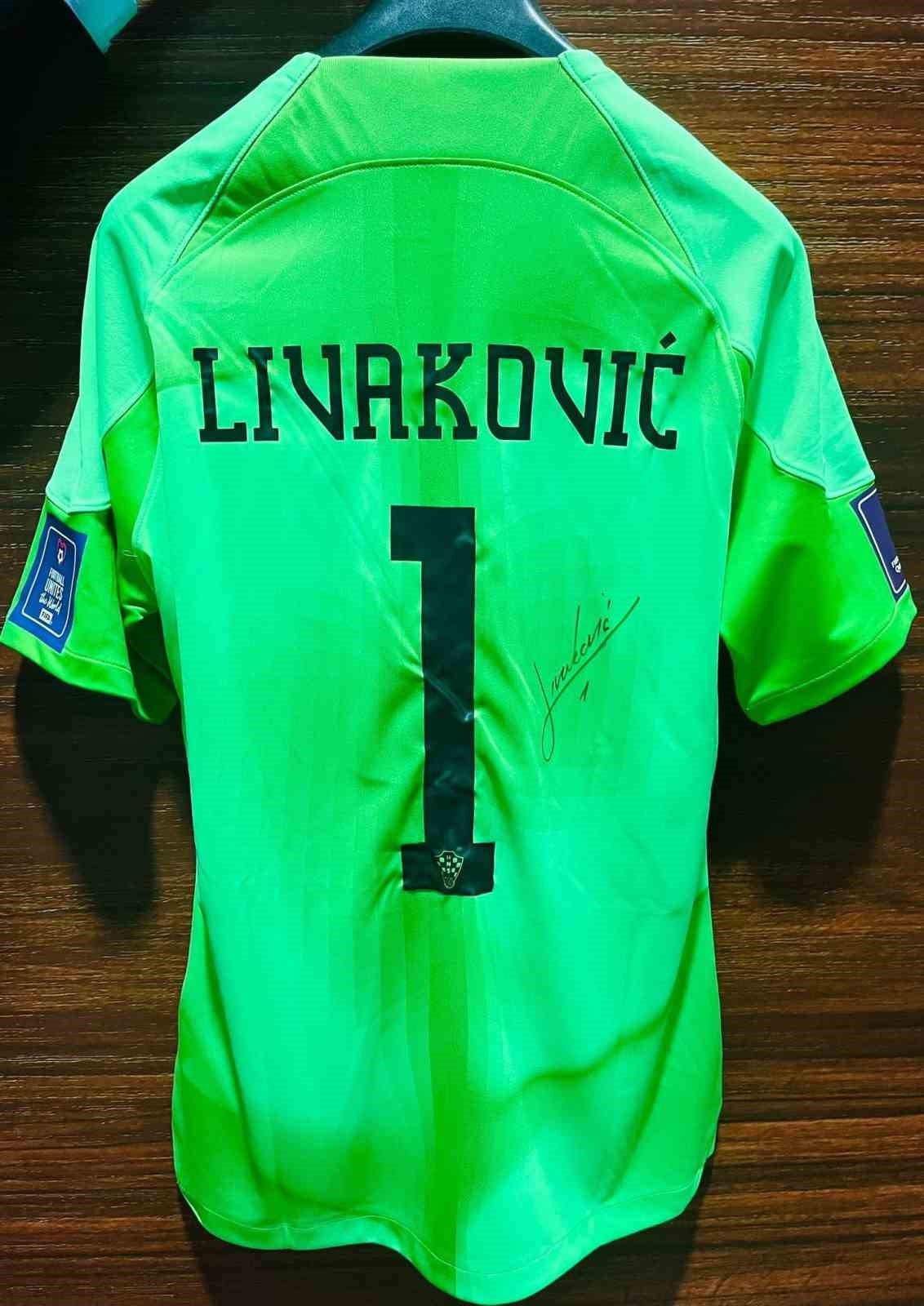 Dominik Livakovic, formasını ve eldivenlerini depremzedelere bağışladı