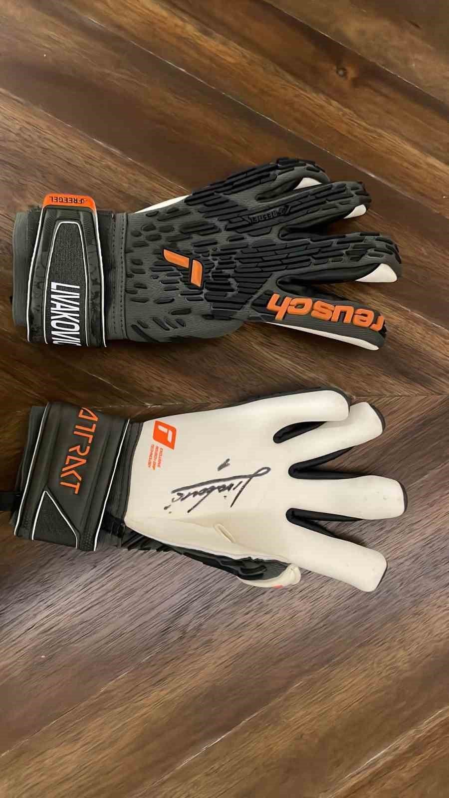 Dominik Livakovic, formasını ve eldivenlerini depremzedelere bağışladı