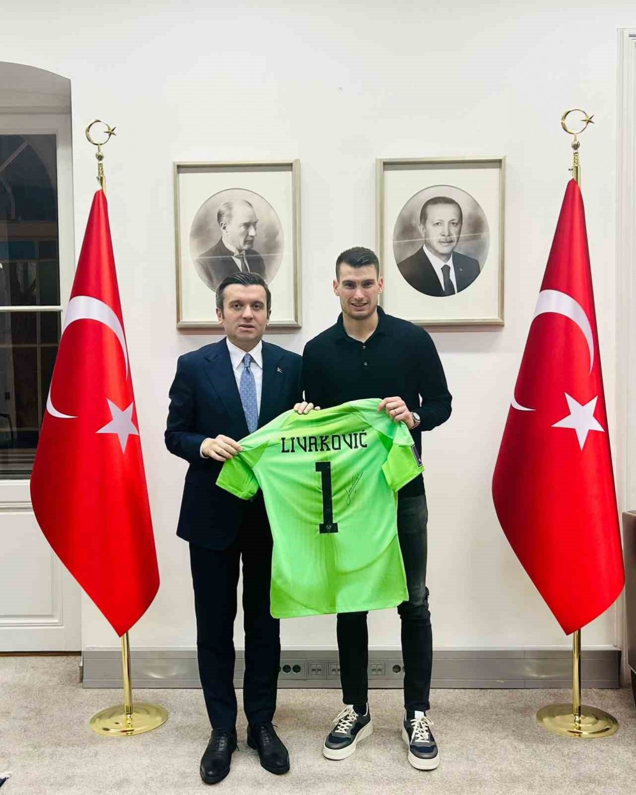 Dominik Livakovic, formasını ve eldivenlerini depremzedelere bağışladı