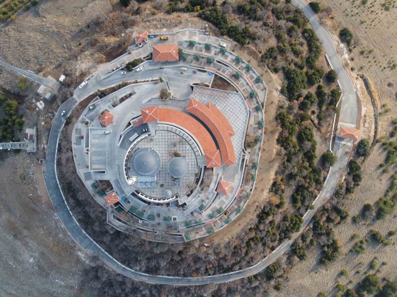 Ukkaşe Hazretlerinin türbesinin restore edilen bölümleri depremde yıkıldı