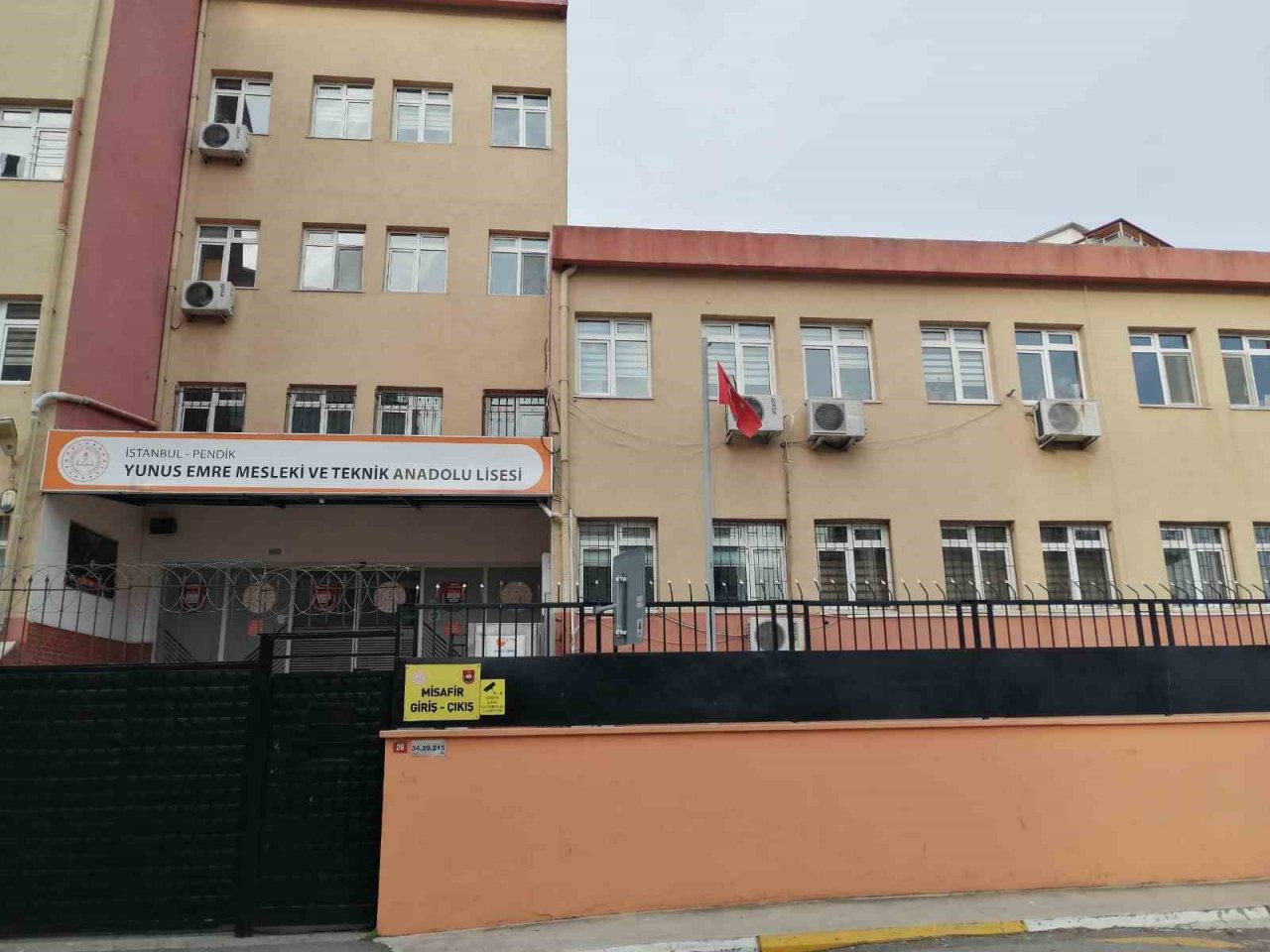 Depreme karşı riskli bulunan Pendik Yunus Emre Mesleki ve Teknik Anadolu Lisesi görüntülendi