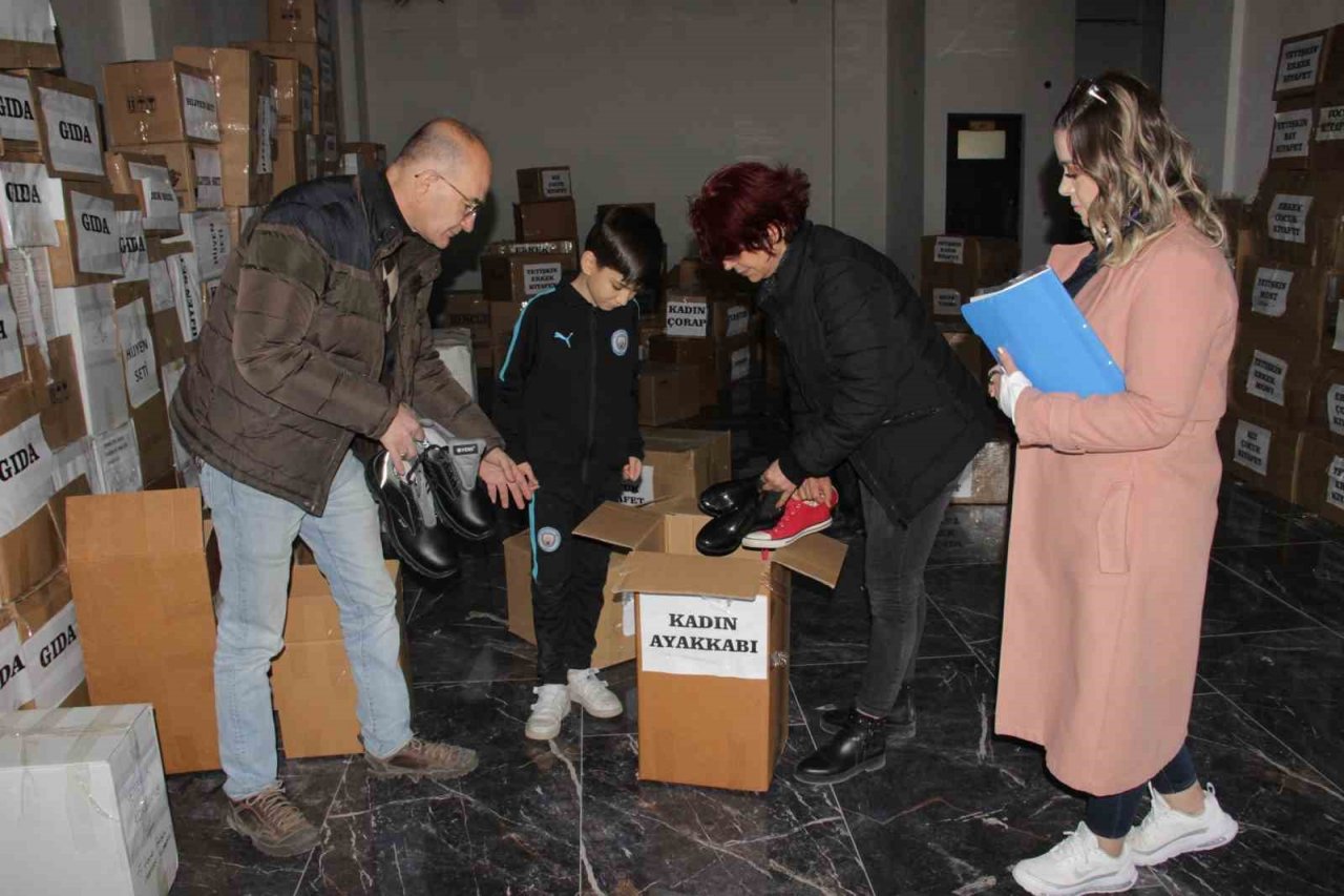 İzmir’de MHP’den depremzedelere dayanışma marketi
