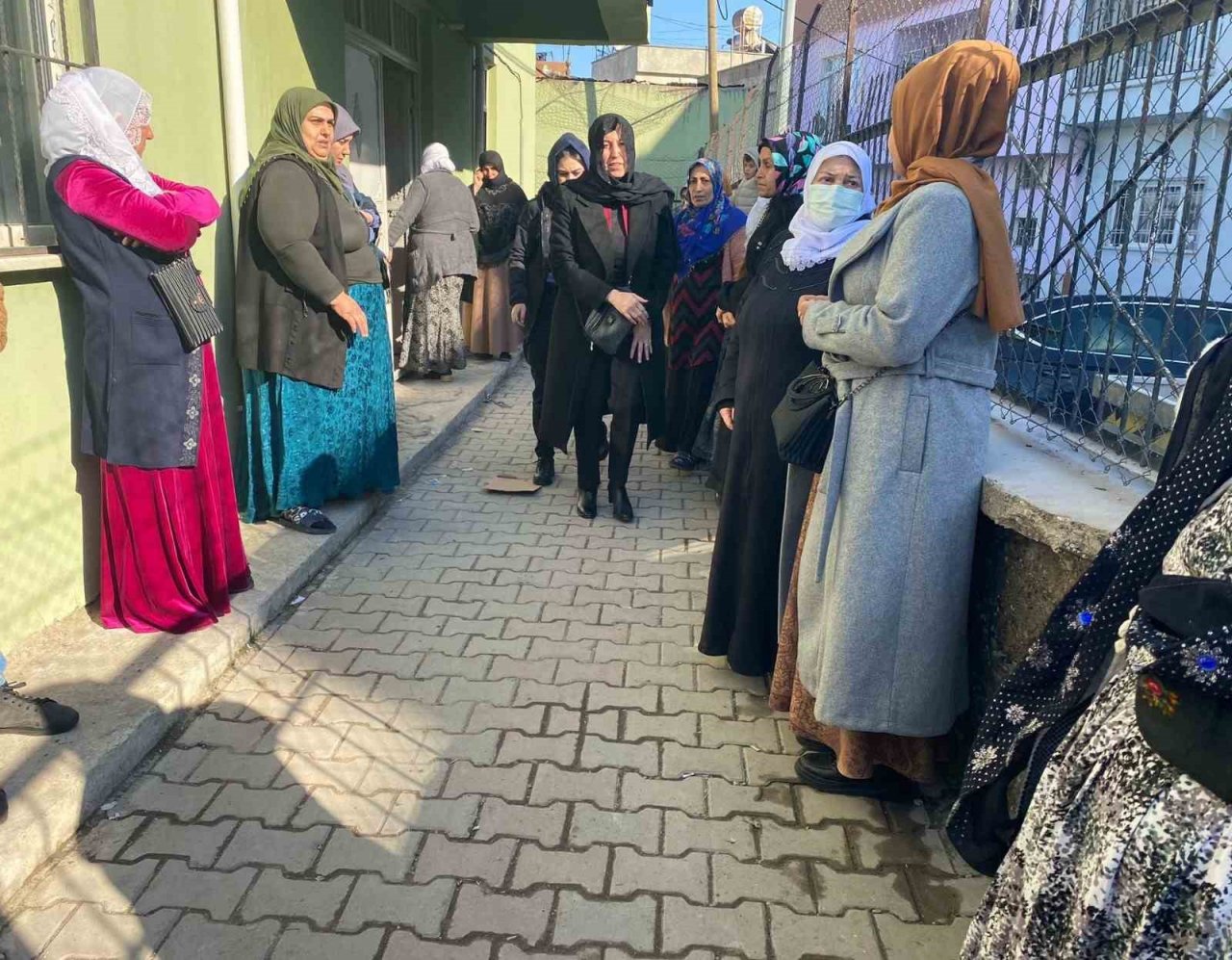 Siirt valisinin eşi Güney Hacıbektaşoğlu, depremzede aileleri yalnız bırakmadı