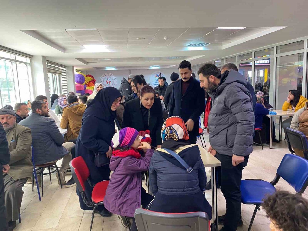 Siirt valisinin eşi Güney Hacıbektaşoğlu, depremzede aileleri yalnız bırakmadı