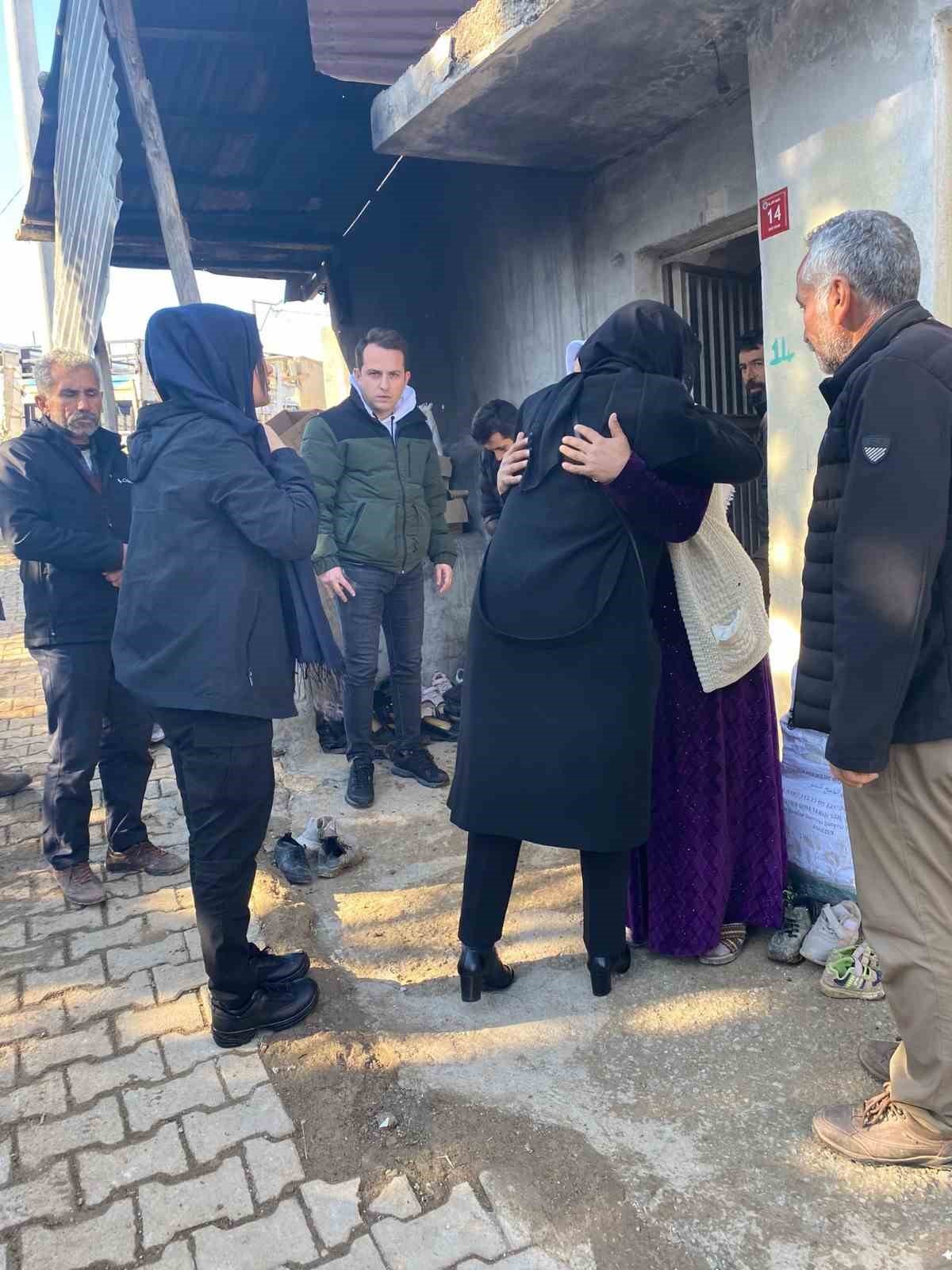 Siirt valisinin eşi Güney Hacıbektaşoğlu, depremzede aileleri yalnız bırakmadı