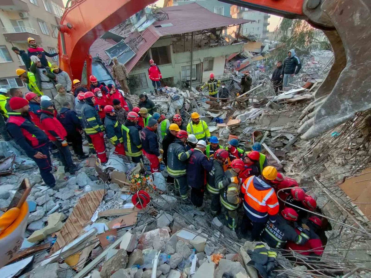 Başkan Özlü: “Depremin yaralarını sarmak için Başiskele’de seferberlik var”