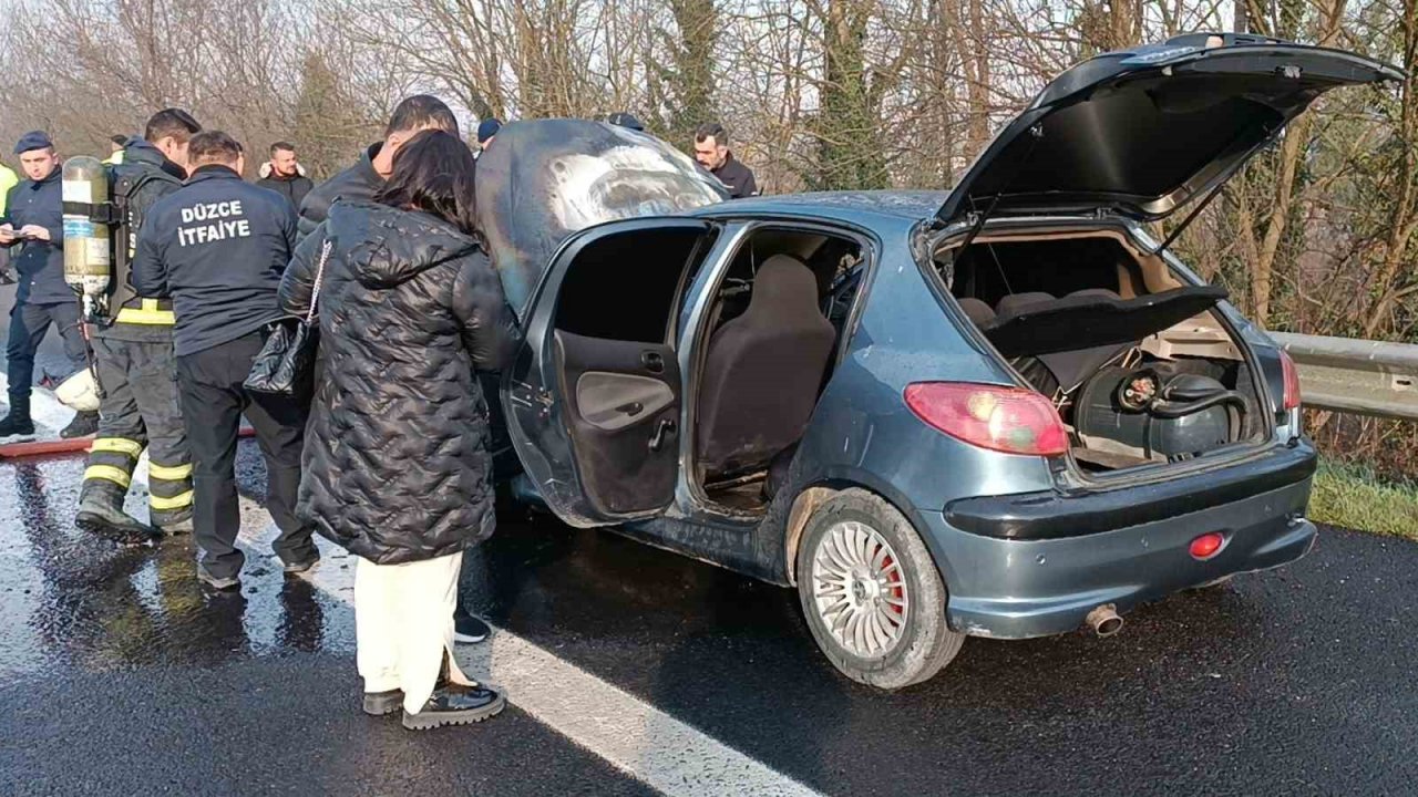 Diyarbakır’dan İstanbul’a giden ailenin aracı yandı