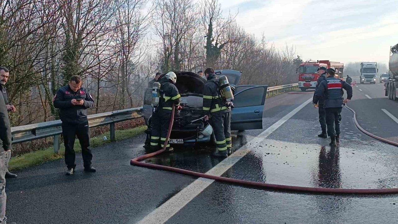 Diyarbakır’dan İstanbul’a giden ailenin aracı yandı