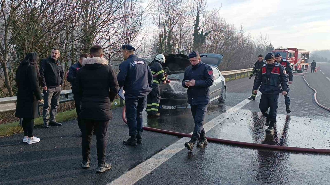 Diyarbakır’dan İstanbul’a giden ailenin aracı yandı