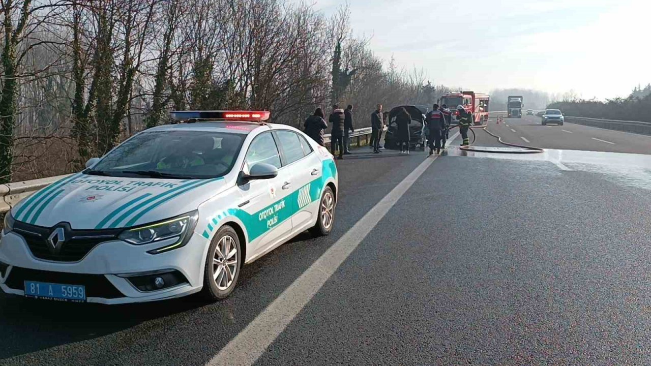 Diyarbakır’dan İstanbul’a giden ailenin aracı yandı