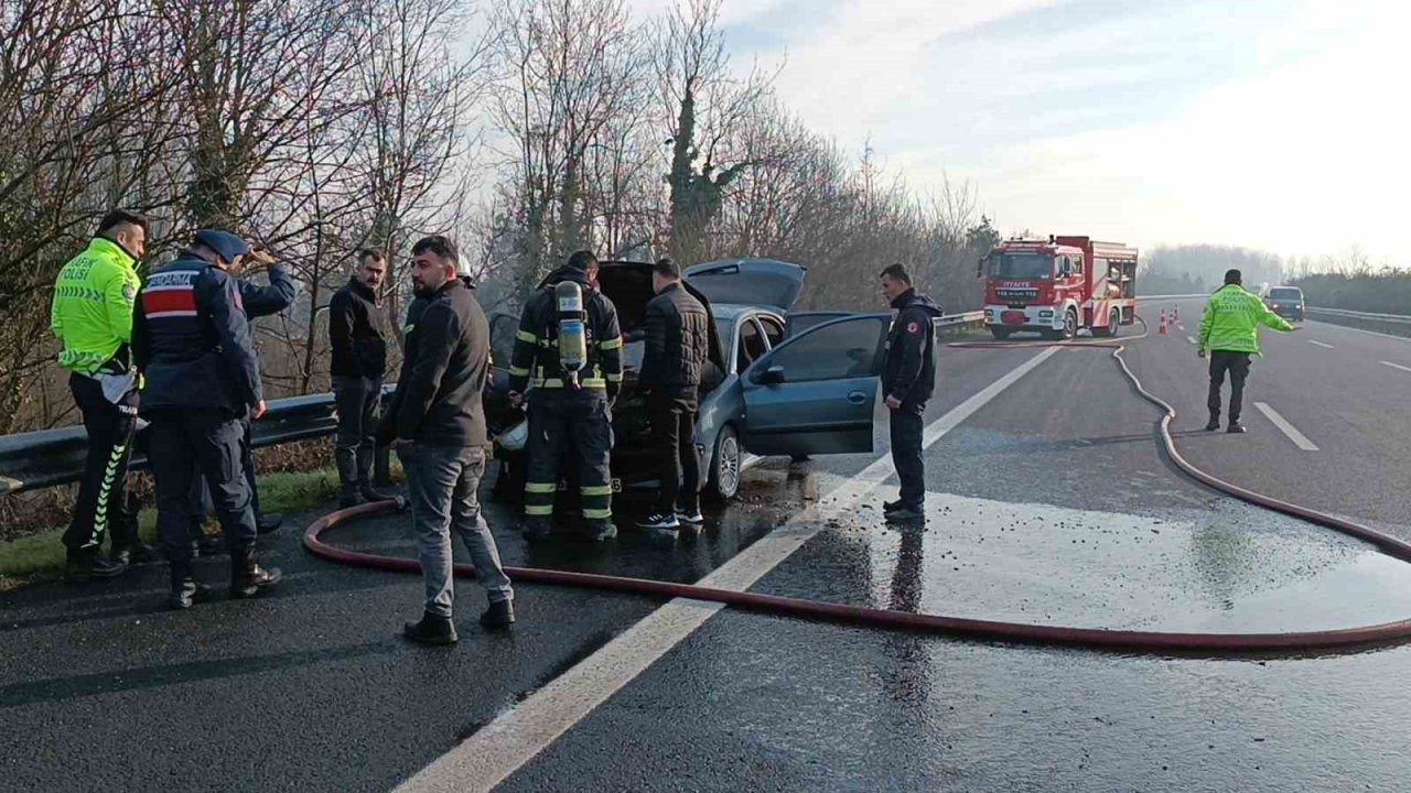 Diyarbakır’dan İstanbul’a giden ailenin aracı yandı