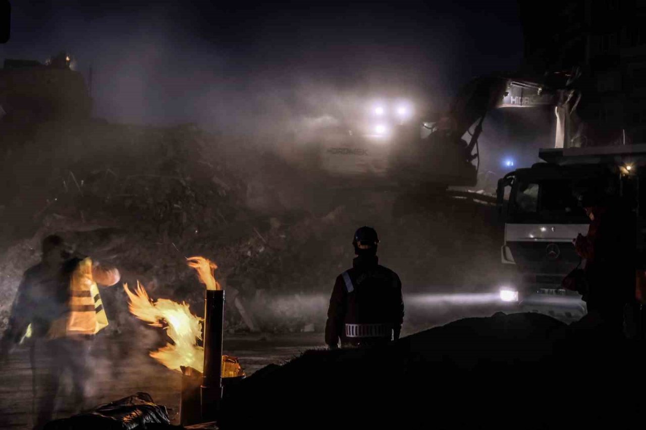 Kahramanmaraş’ta arama kurtarma ve enkaz kaldırma çalışmaları sürüyor