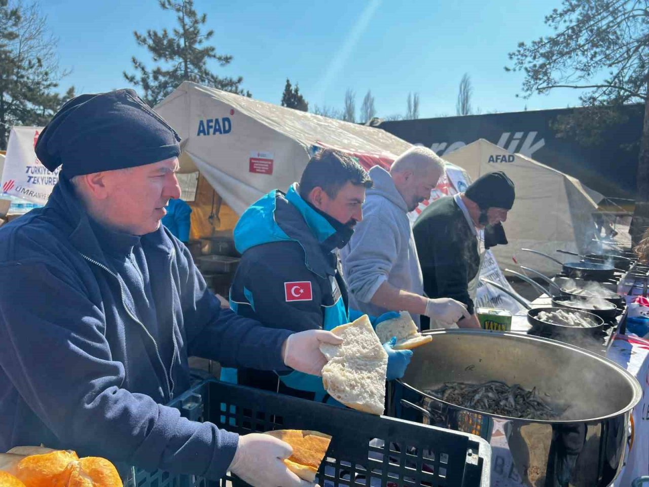 Ümraniye Belediyesi’nden depremzedelere hamsi ikramı