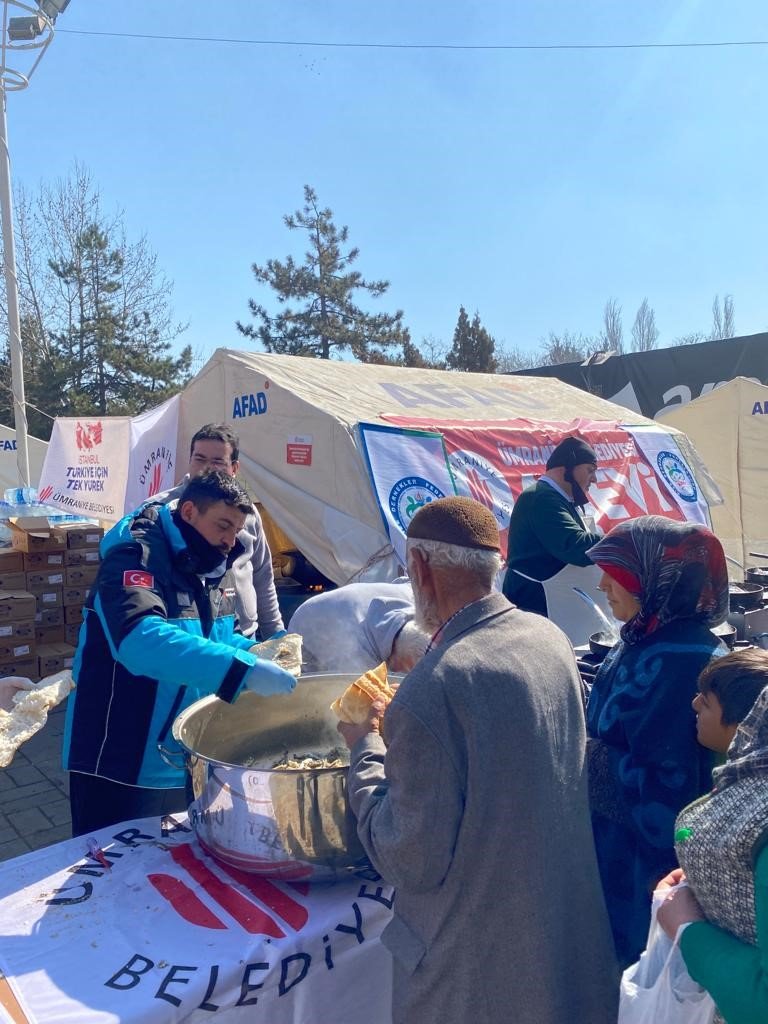 Ümraniye Belediyesi’nden depremzedelere hamsi ikramı