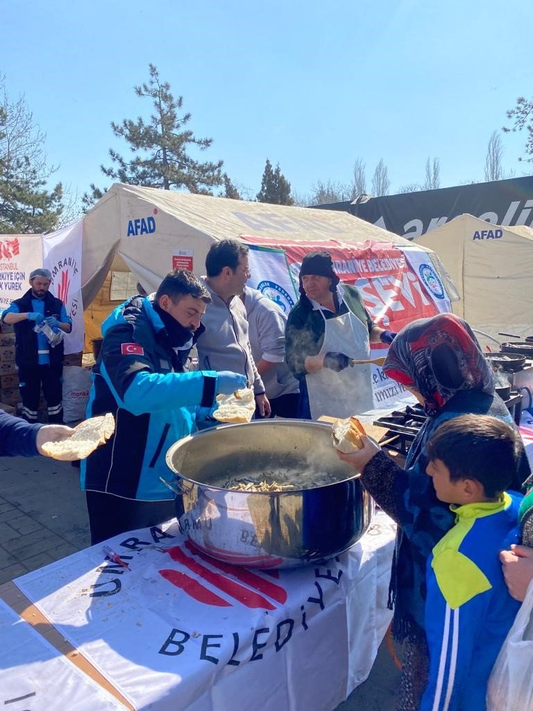 Ümraniye Belediyesi’nden depremzedelere hamsi ikramı