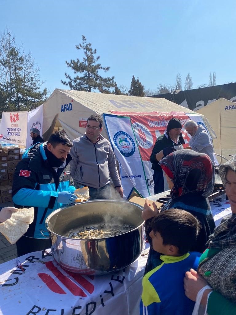 Ümraniye Belediyesi’nden depremzedelere hamsi ikramı