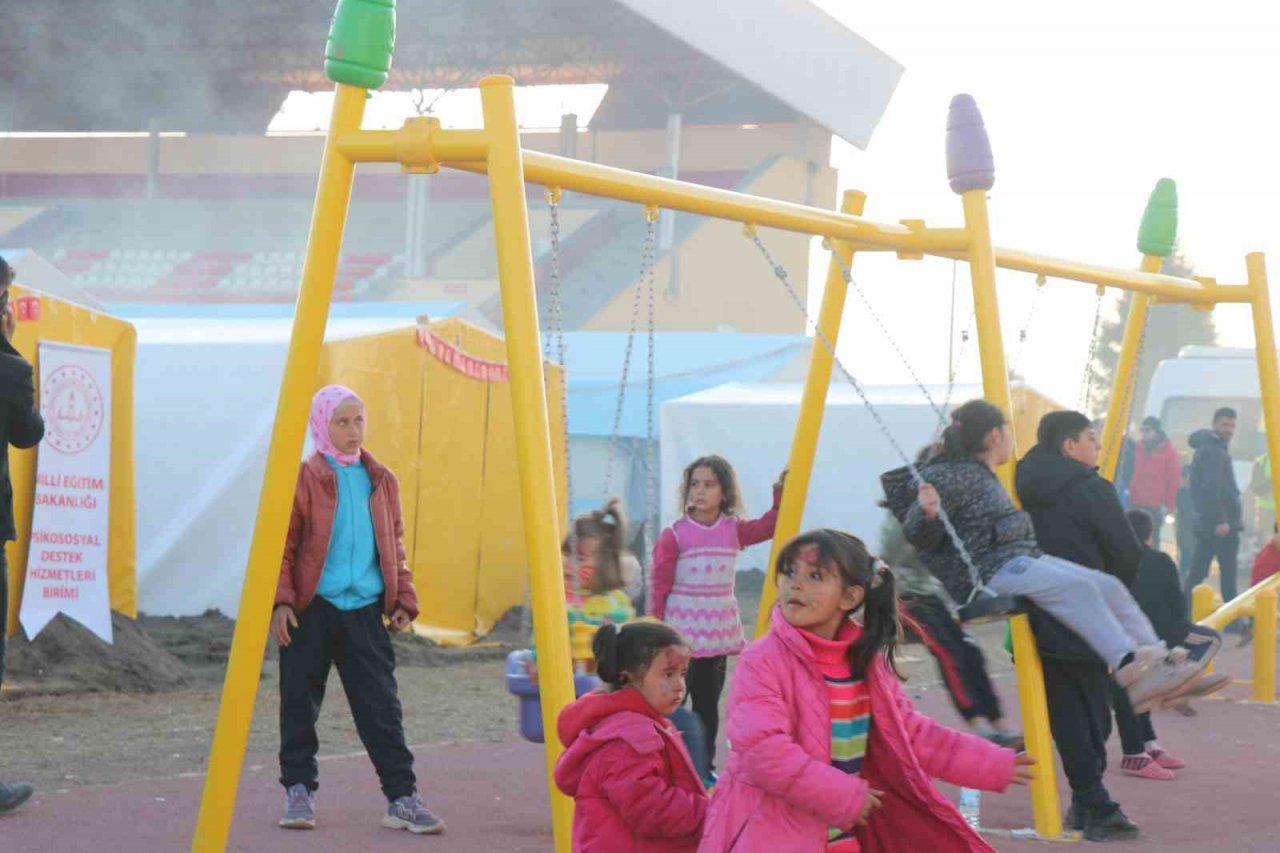 Deprem korkusu yerini çocuk cıvıltısına bıraktı