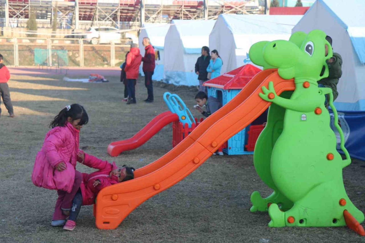 Deprem korkusu yerini çocuk cıvıltısına bıraktı