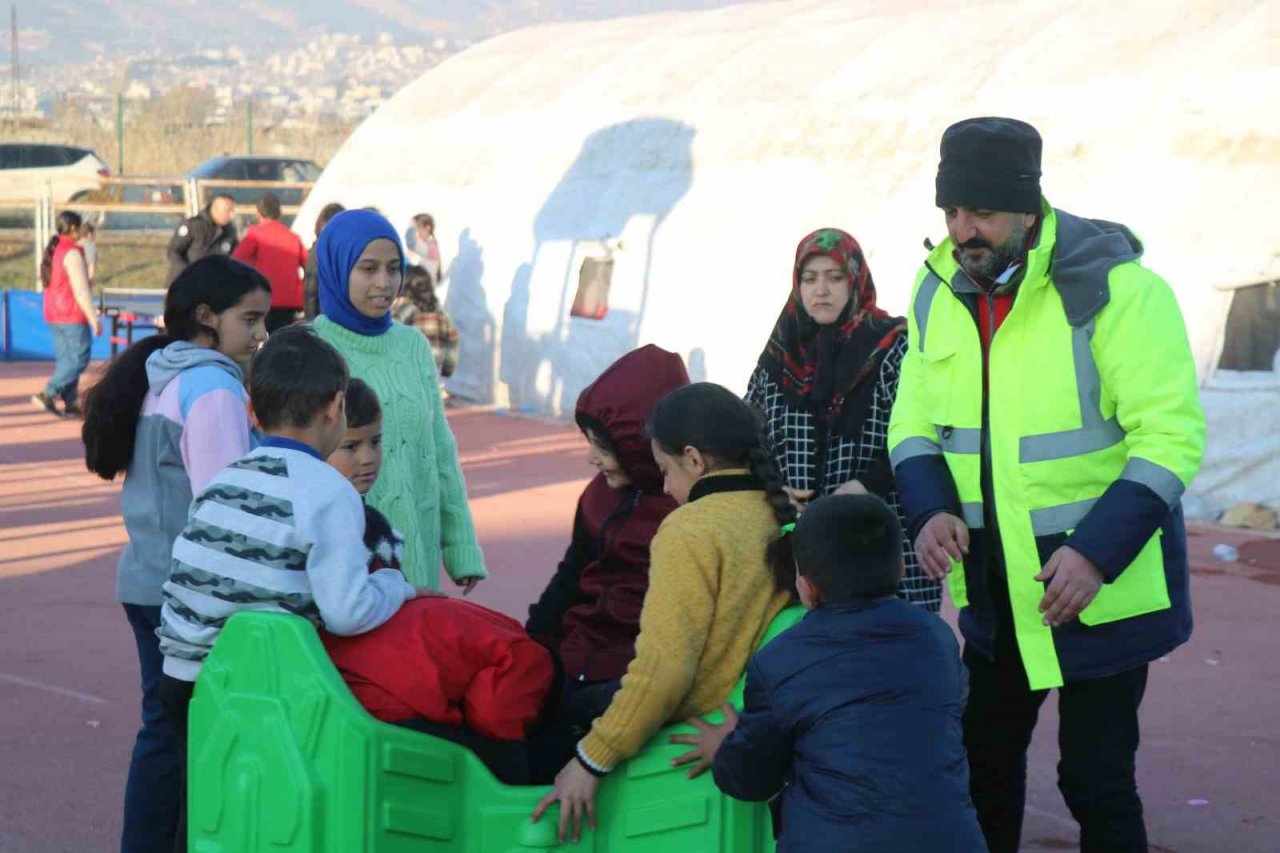 Deprem korkusu yerini çocuk cıvıltısına bıraktı