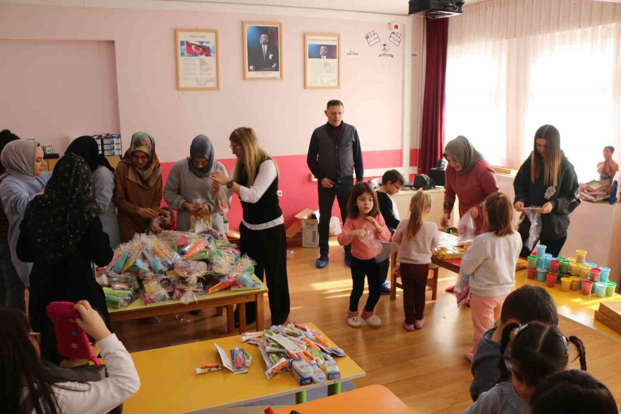 Minik öğrencilerden deprem bölgesindeki arkadaşlarına kırtasiye desteği