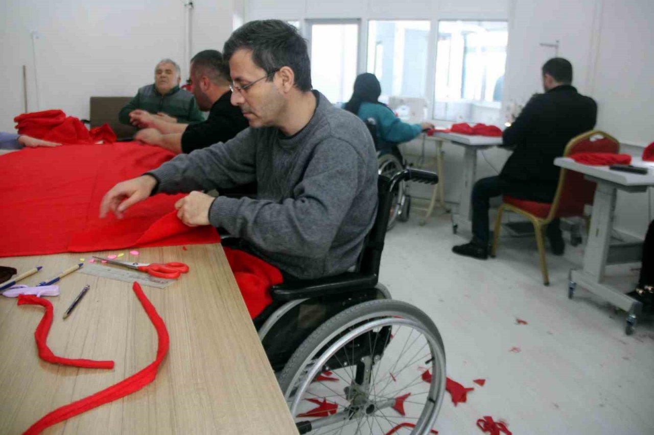 Engelliler depremzedeler için dikiş makinelerinin başına geçti