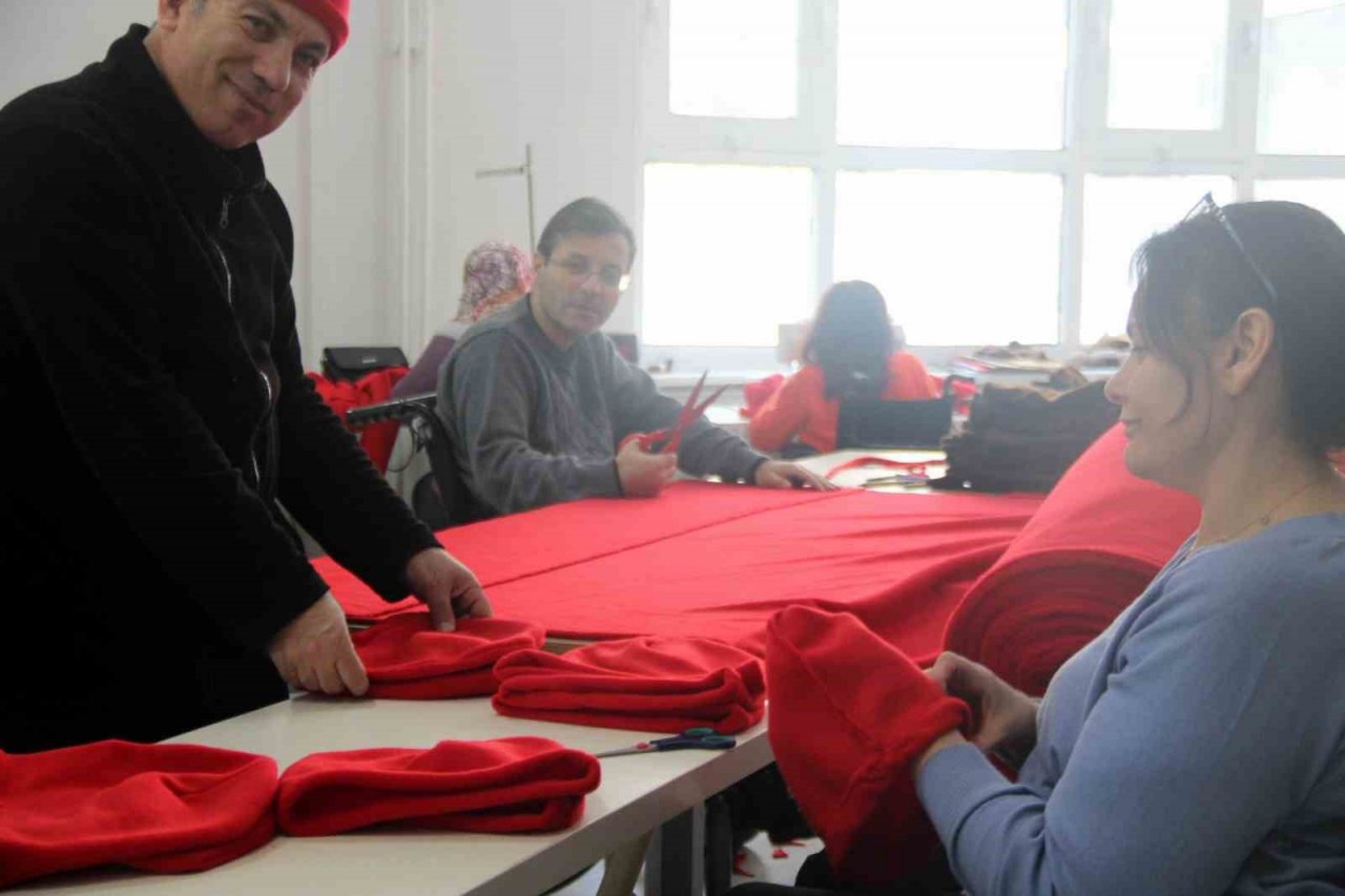 Engelliler depremzedeler için dikiş makinelerinin başına geçti