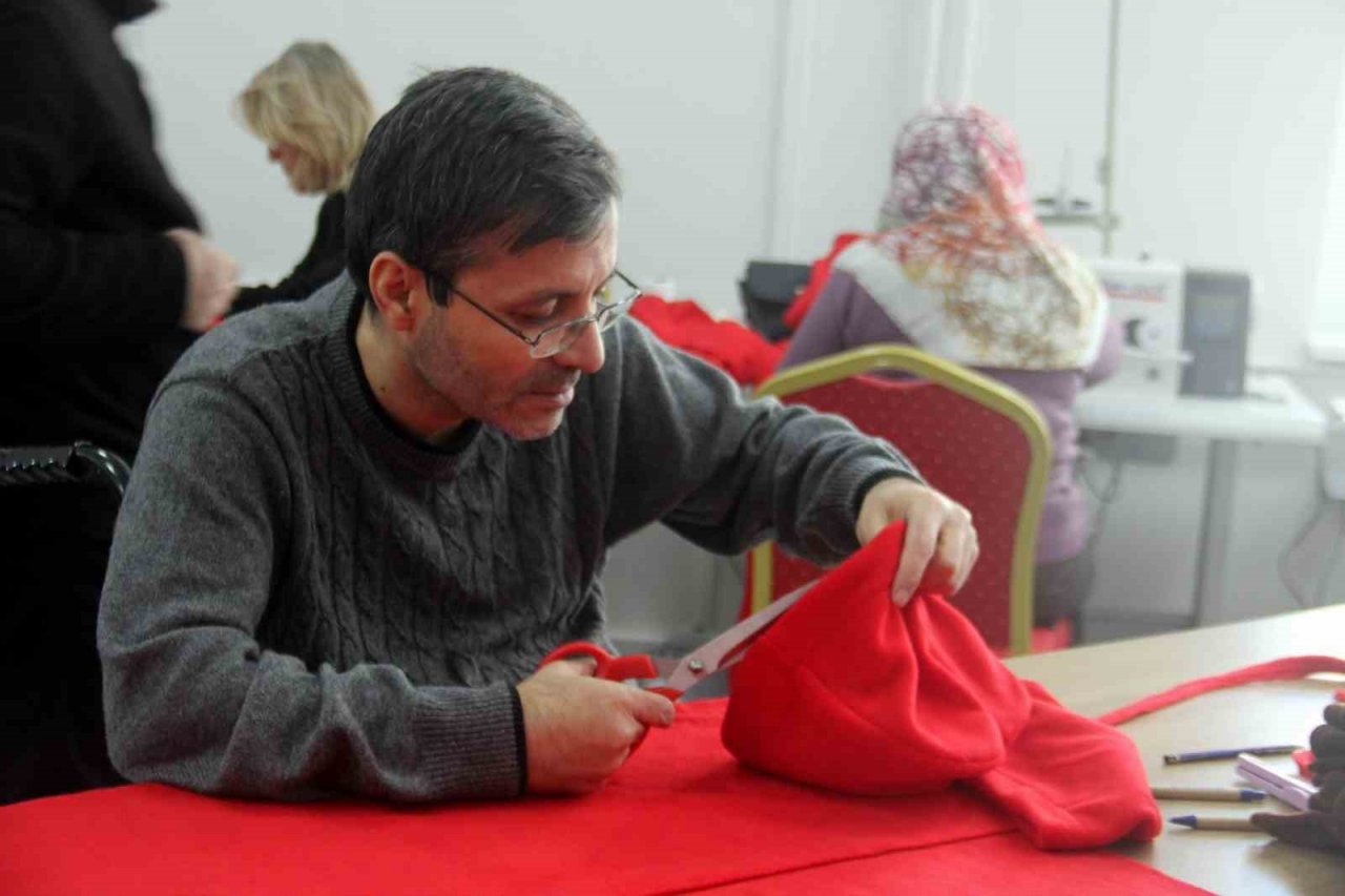 Engelliler depremzedeler için dikiş makinelerinin başına geçti