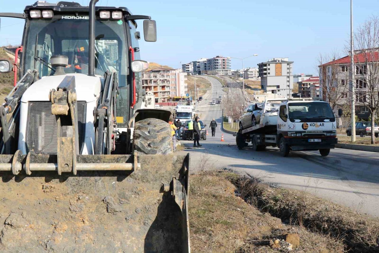 Otomobil iş makinesine çarptı: 1 yaralı