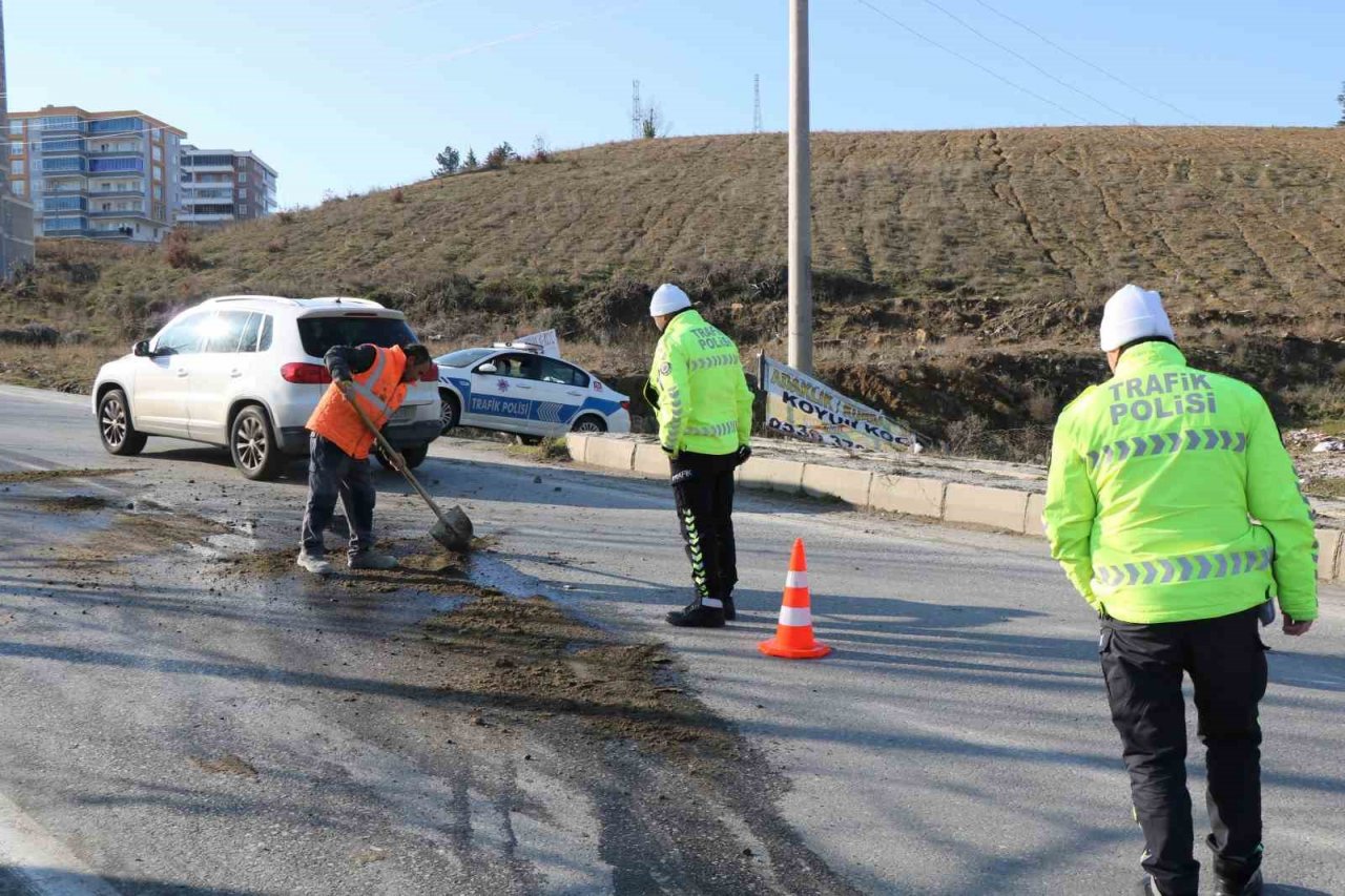 Otomobil iş makinesine çarptı: 1 yaralı