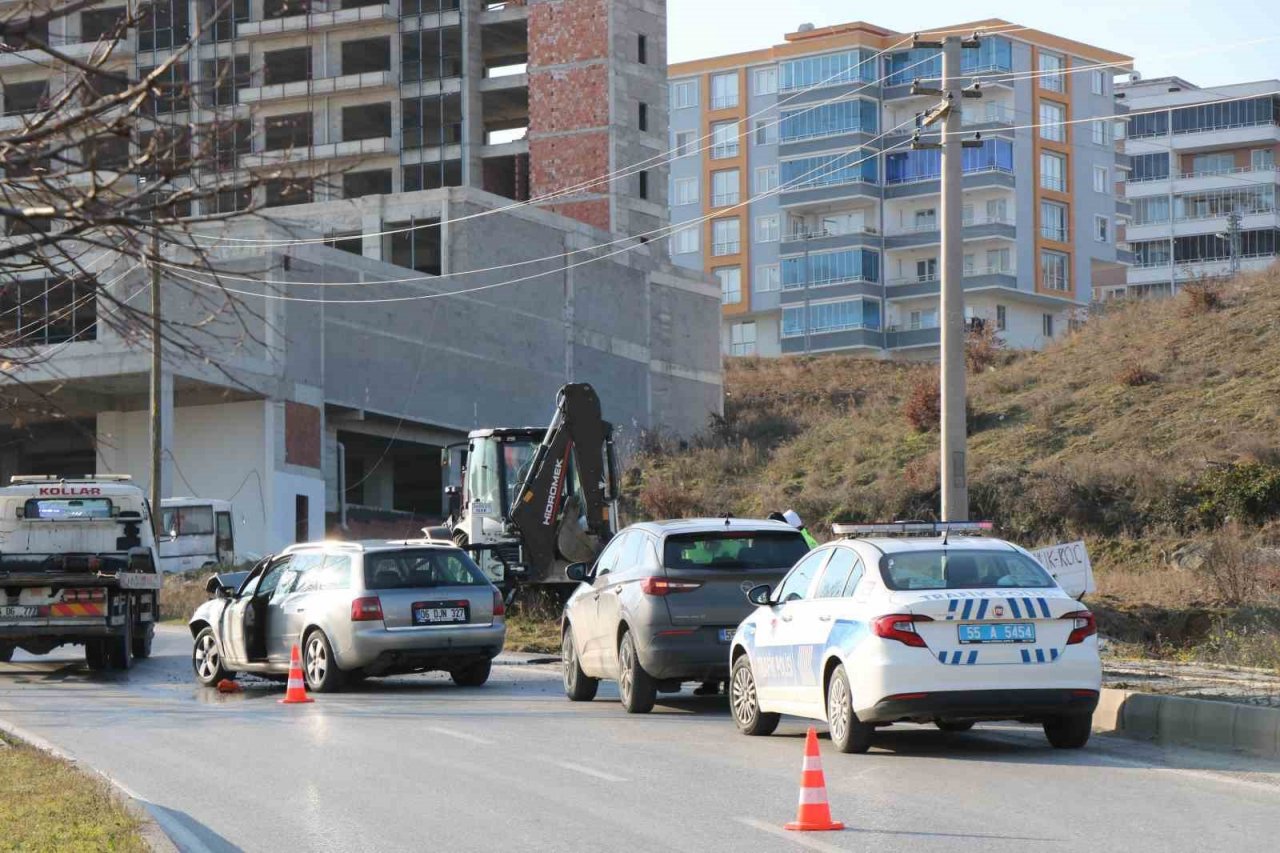 Otomobil iş makinesine çarptı: 1 yaralı