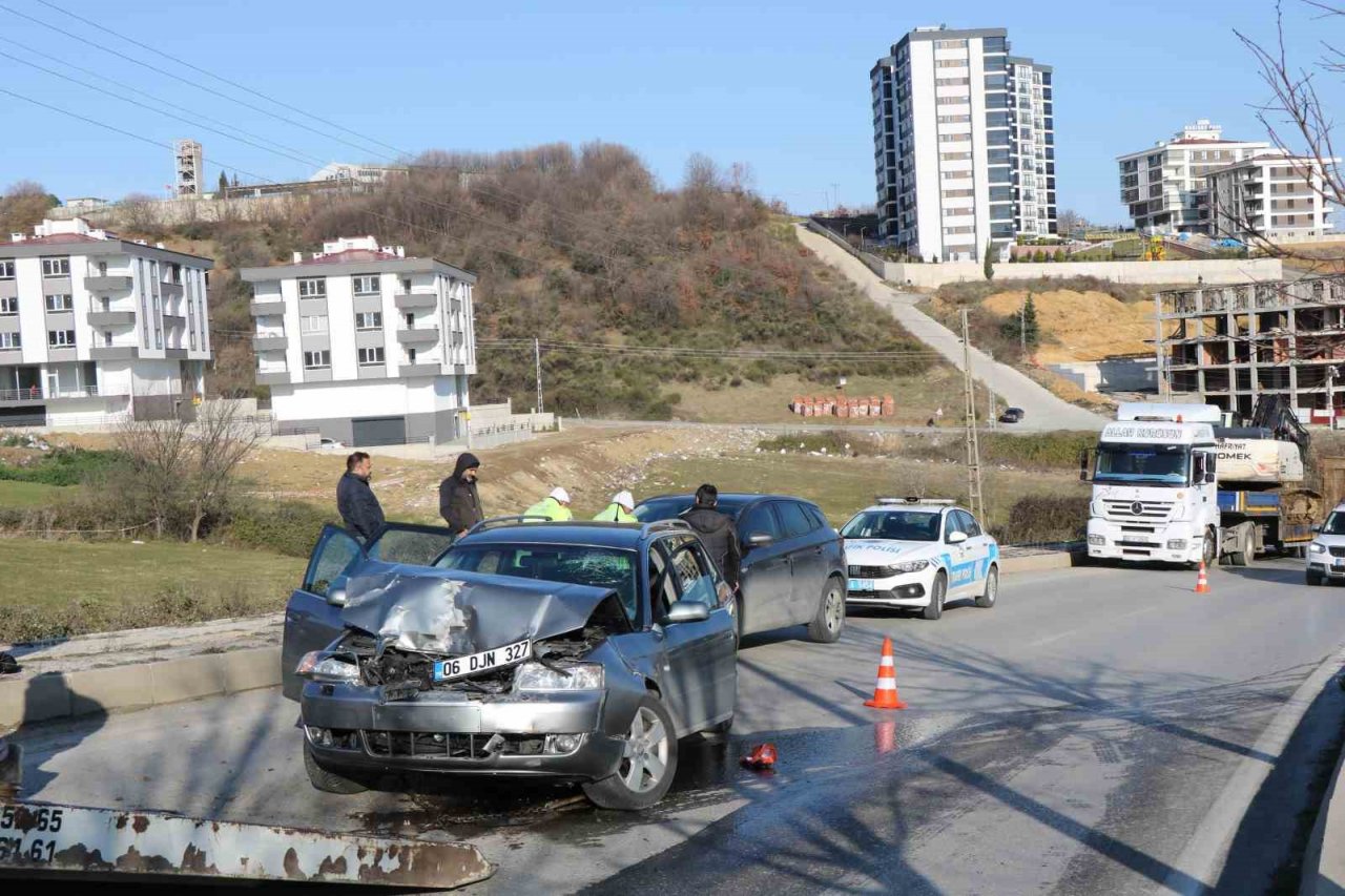 Otomobil iş makinesine çarptı: 1 yaralı