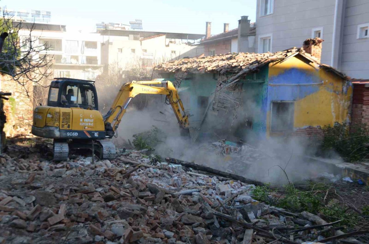 Başkan Kaplan: “İlçe güvenliği için metruk binaları yıkıyoruz”