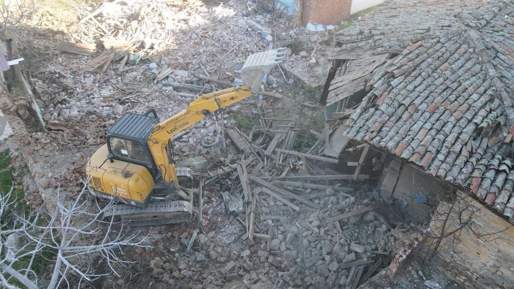 Başkan Kaplan: “İlçe güvenliği için metruk binaları yıkıyoruz”