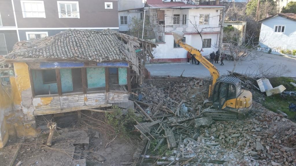 Başkan Kaplan: “İlçe güvenliği için metruk binaları yıkıyoruz”