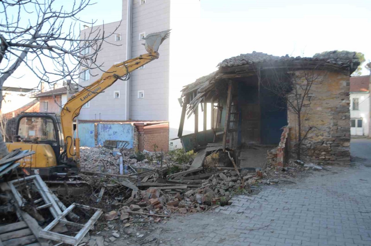 Başkan Kaplan: “İlçe güvenliği için metruk binaları yıkıyoruz”
