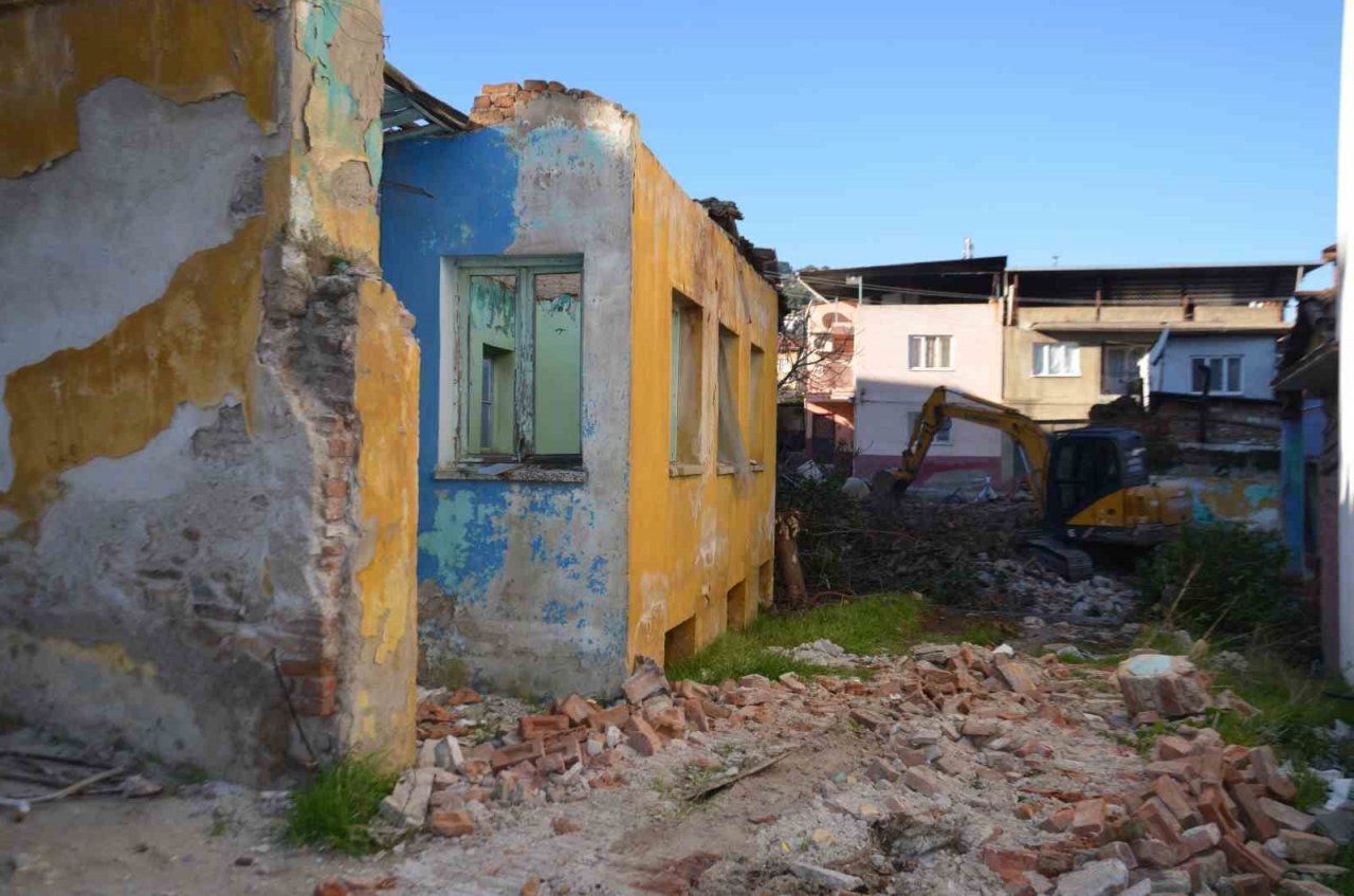 Başkan Kaplan: “İlçe güvenliği için metruk binaları yıkıyoruz”