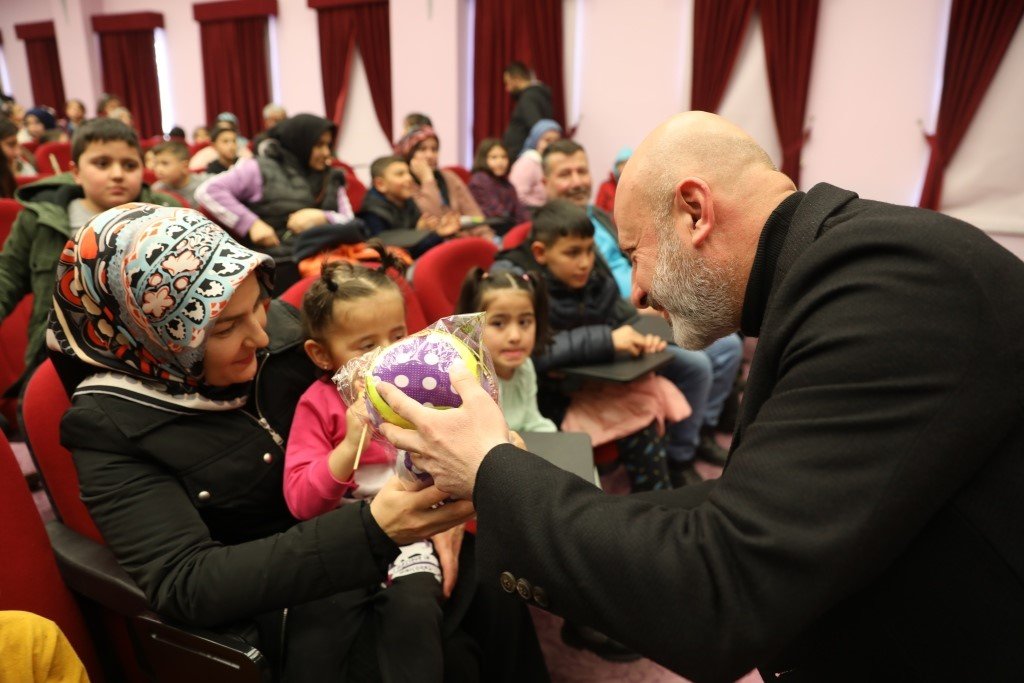 Başkan Çolakbayrakdar; “Bu zor günleri, her birlikte el ele gönül gönüle aşacağız”