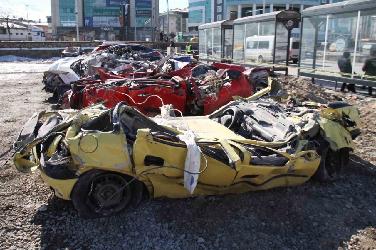 Depremde milyonluk araçlar kağıt gibi ezildi, top şeklini alan araç şaşkına çevirdi