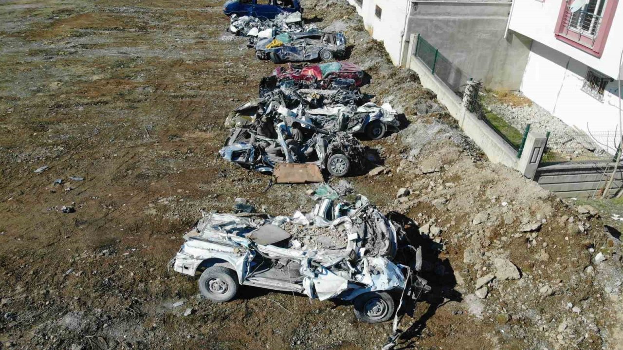 Depremde milyonluk araçlar kağıt gibi ezildi, top şeklini alan araç şaşkına çevirdi