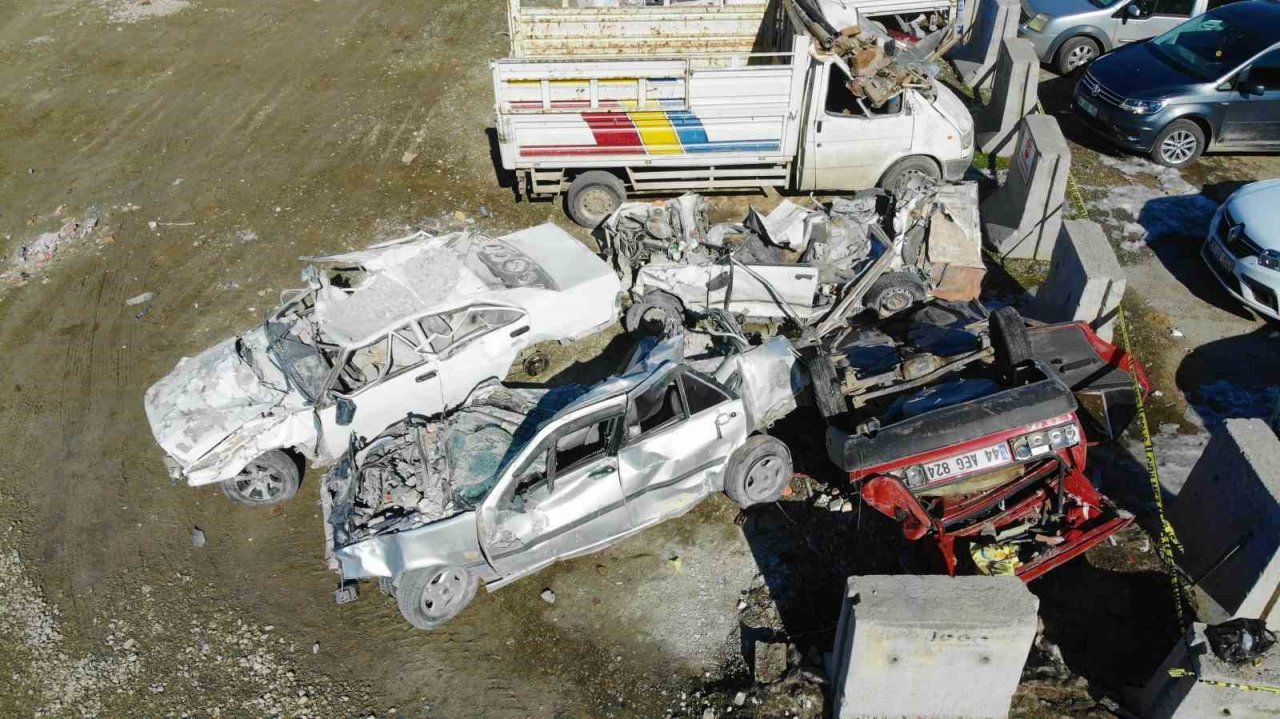 Depremde milyonluk araçlar kağıt gibi ezildi, top şeklini alan araç şaşkına çevirdi